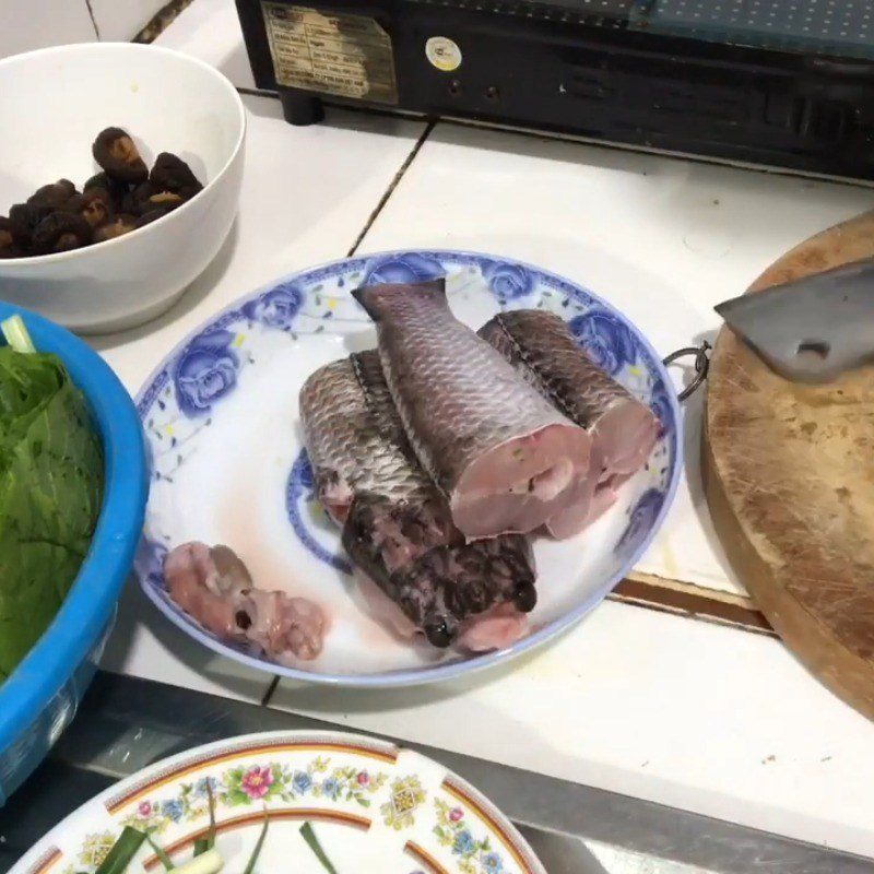 Step 1 Prepare snakehead fish for sweet mustard greens soup