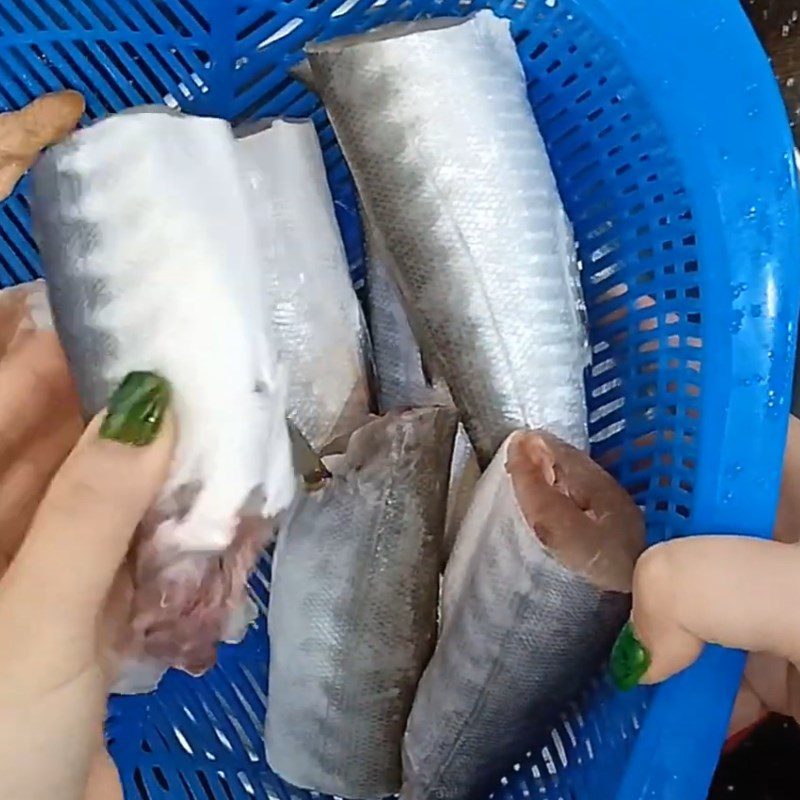 Step 2 Prepare the mackerel and pork for Braised Mackerel with Tomatoes