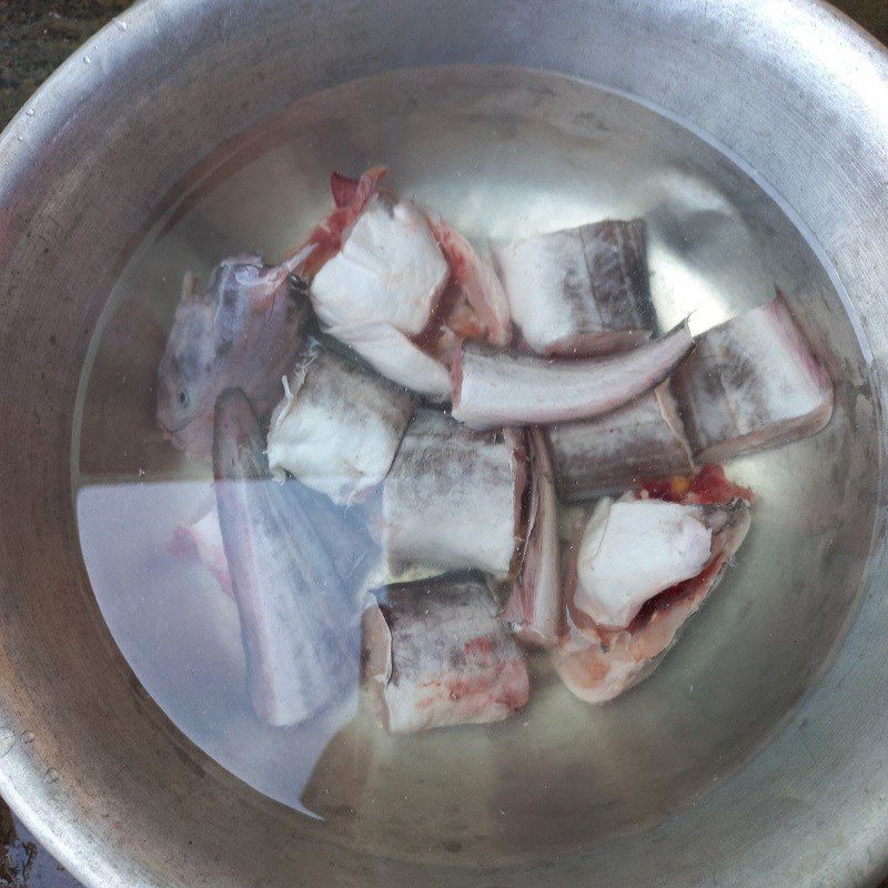 Step 1 Prepare catfish for sour bamboo shoot fish soup