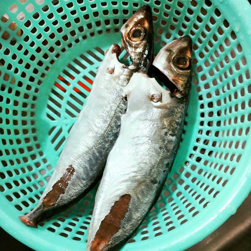 Step 1 Prepare the mackerel and ingredients Fried Mackerel with Garlic and Fish Sauce