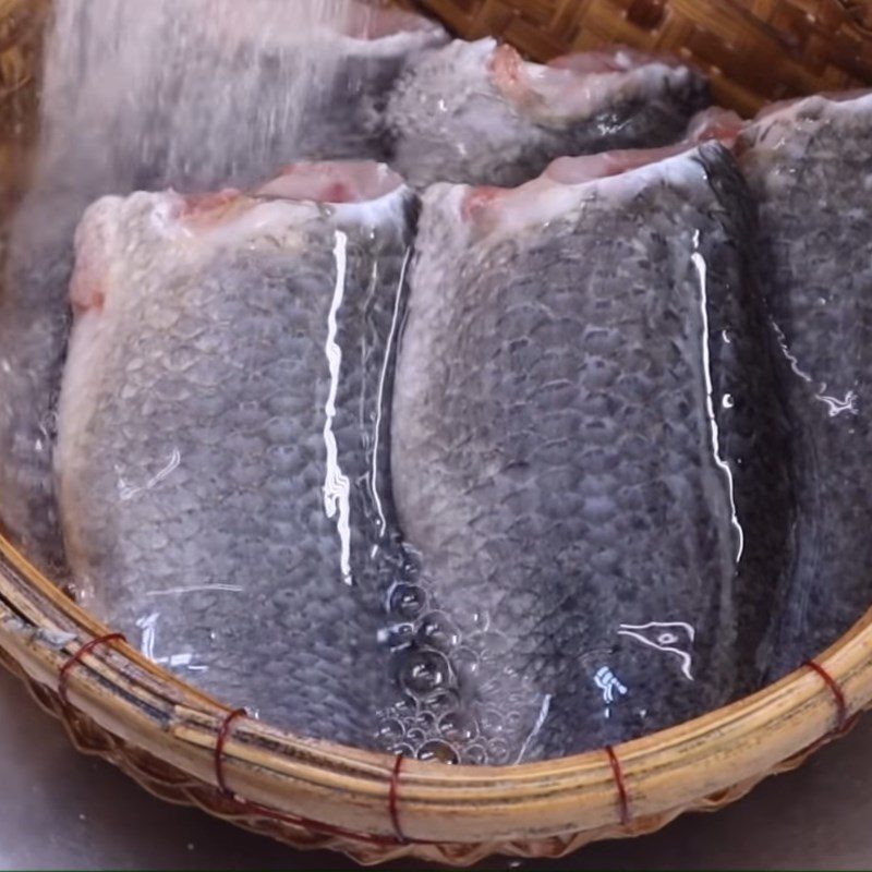 Step 1 Prepare the snakehead fish Sour Tamarind Stewed Snakehead Fish