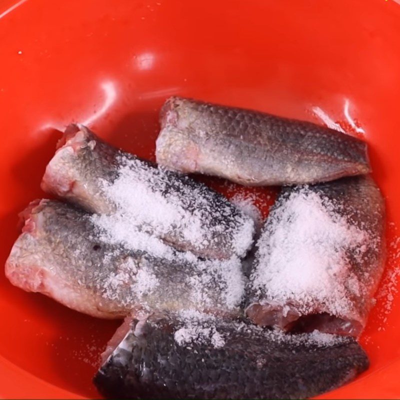 Step 1 Prepare the snakehead fish Sour Tamarind Stewed Snakehead Fish