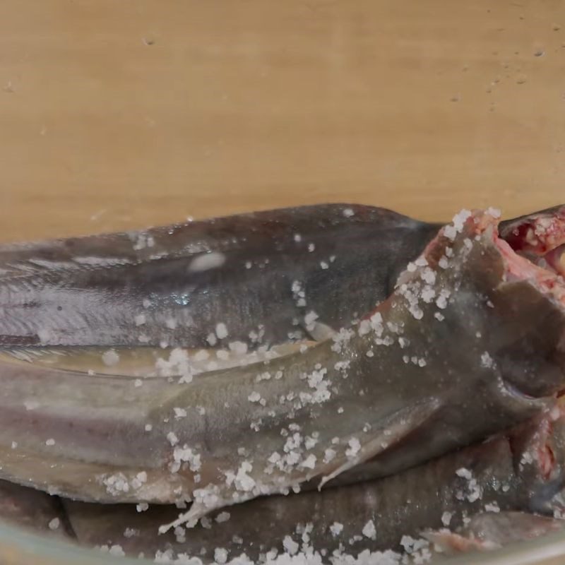 Step 1 Prepare the catfish Grilled catfish with ginger and fermented rice