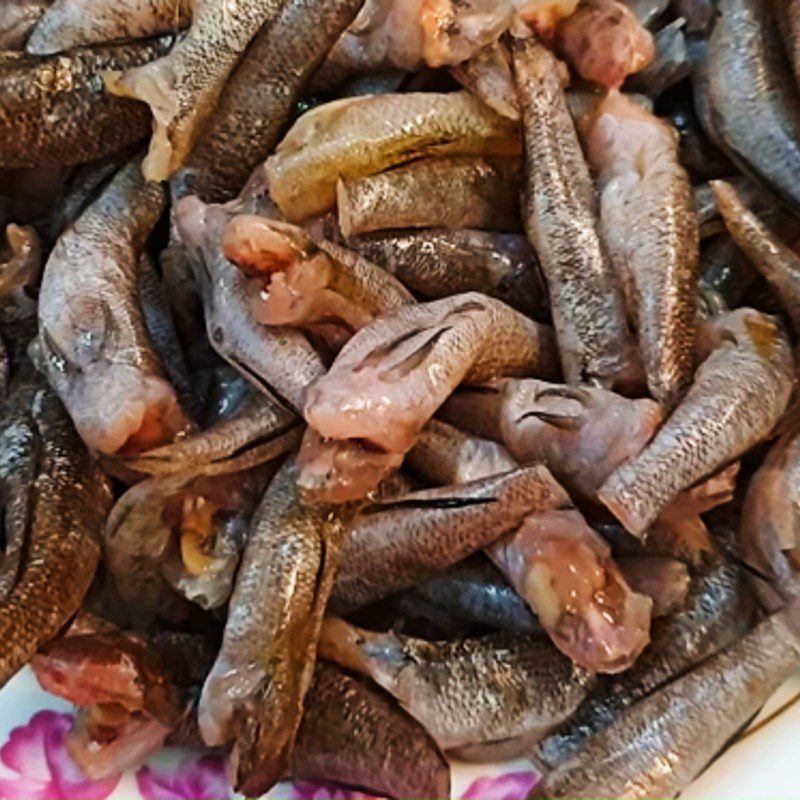 Step 1 Prepare the ingredients for fried goby fish with garlic and chili