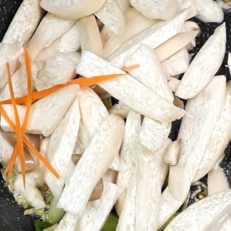 Step 2 Stir-frying the mushrooms for stir-fried Napa cabbage with chicken thigh mushrooms