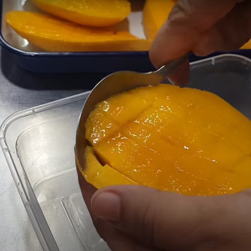 Step 1 Prepare the ingredients for Green Bean Pumpkin Porridge with Squid