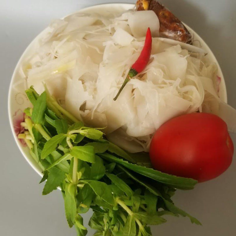 Step 1 Prepare the ingredients for sour bamboo shoot fish soup