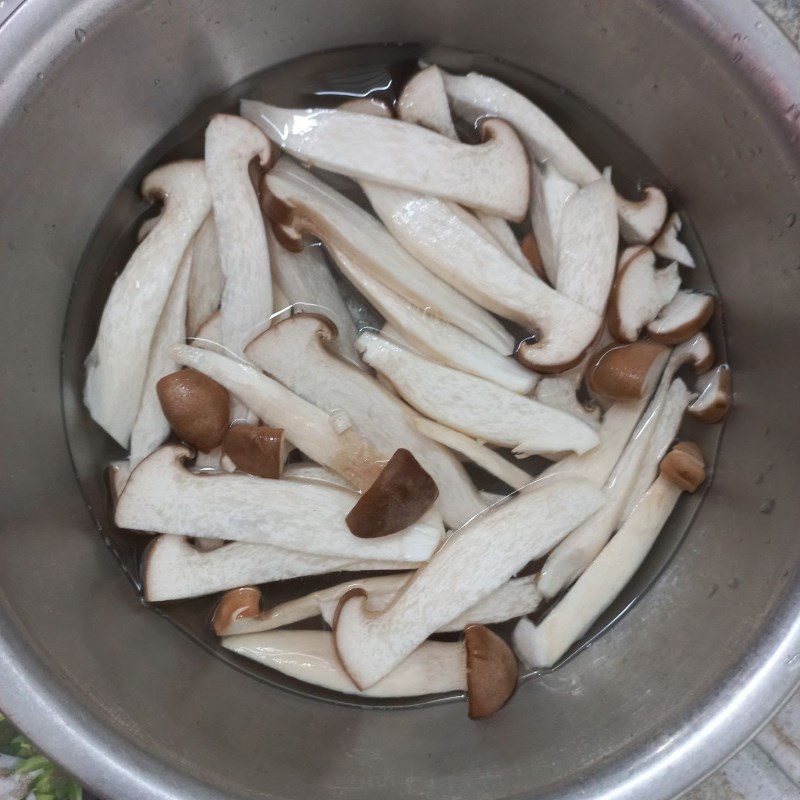 Step 1 Prepare the ingredients for Stir-fried Napa cabbage with king oyster mushrooms