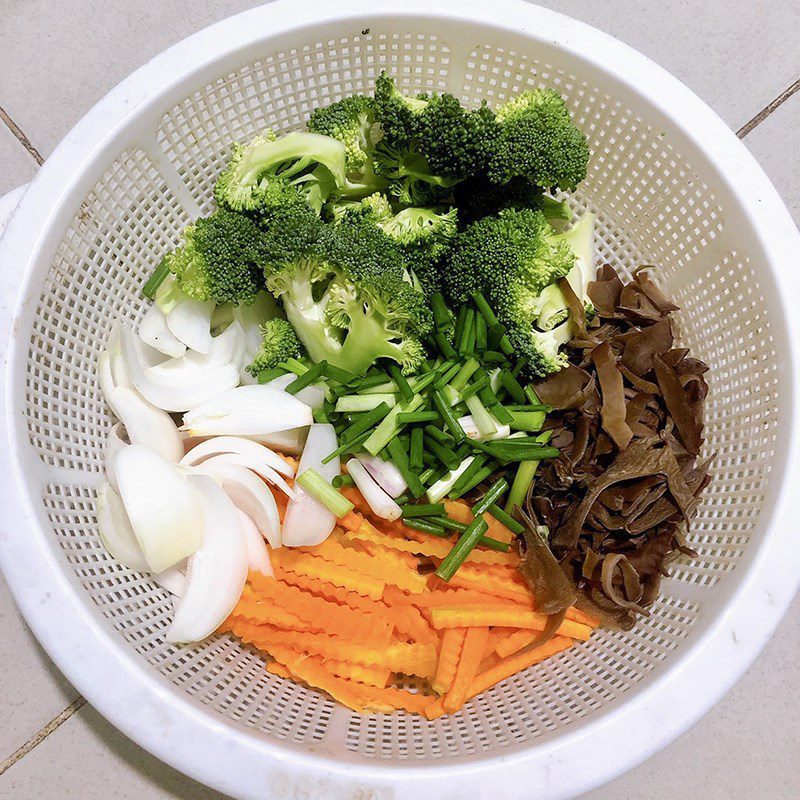 Step 1 Prepare the ingredients for Stir-fried Glass Noodles with Mixed Ingredients