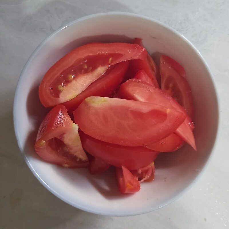 Step 1 Prepare the ingredients for Sour Tomato and Mackerel Soup