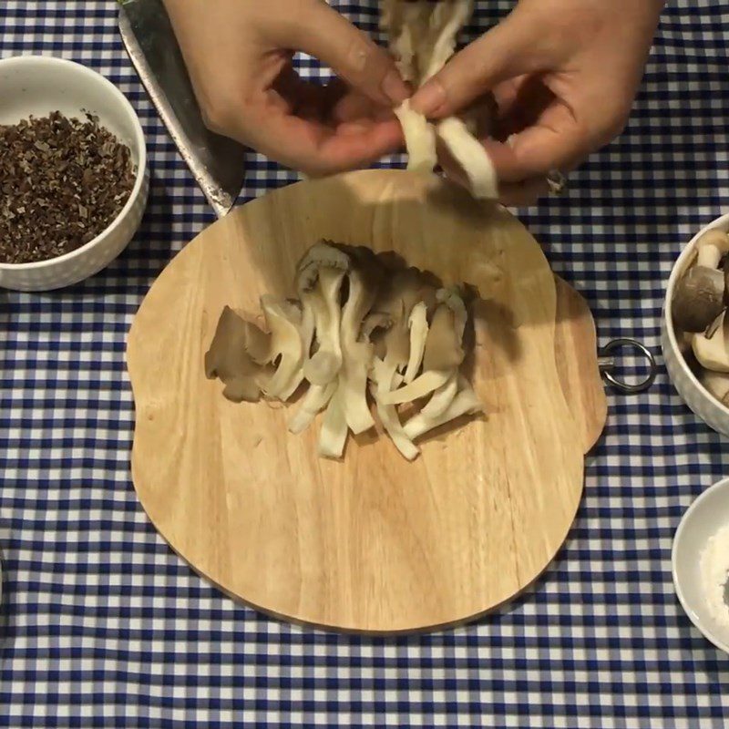 Step 1 Prepare the ingredients for Vegetarian Melon Soup with Mushrooms