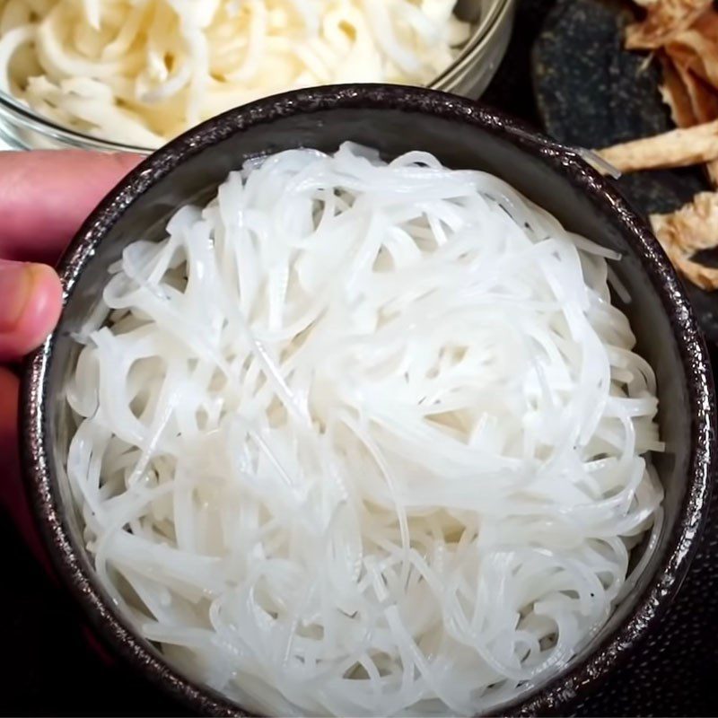 Step 1 Prepare the ingredients for Mushroom Roll Tofu Skin with Oyster Sauce