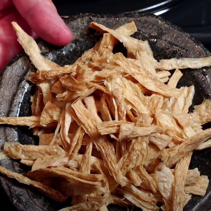 Step 1 Prepare the ingredients for tofu skin rolls with enoki mushrooms in tamarind sauce