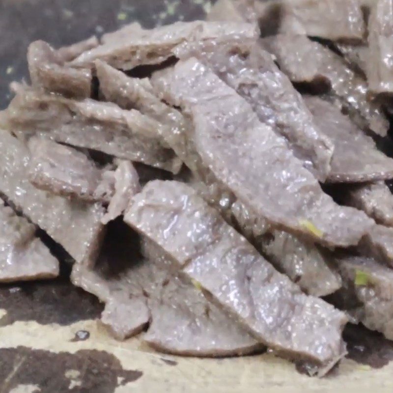 Step 1 Prepare the ingredients for Stir-fried Dry Vegetarian Noodles with Beef