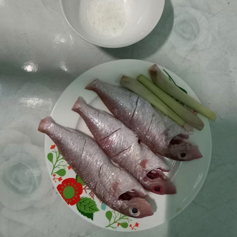 Step 1 Prepare the Ingredients for Fried Fish with Lemongrass