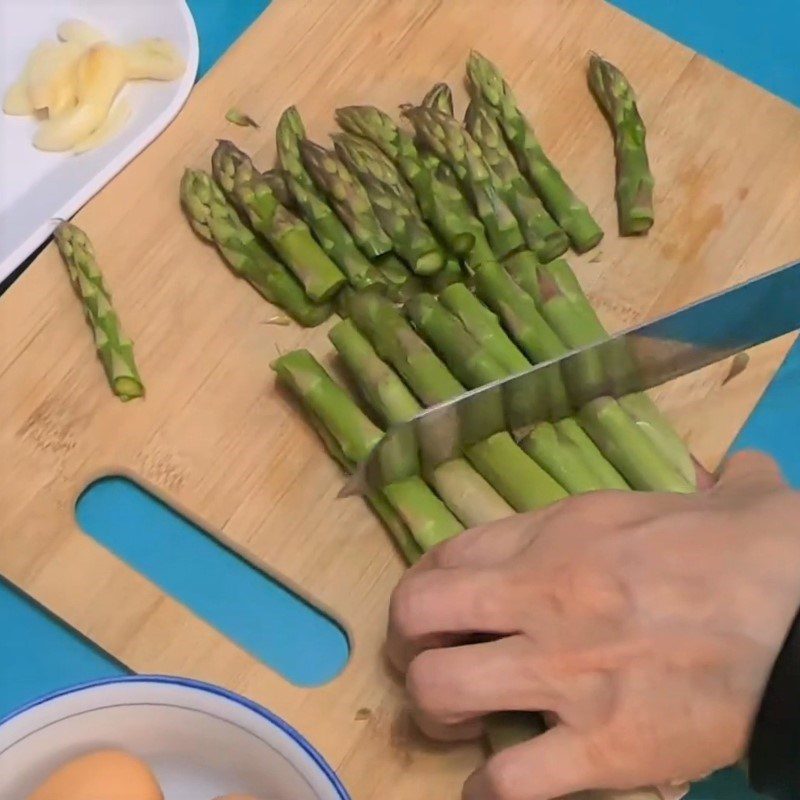 Step 1 Prepare the ingredients for Stir-Fried Asparagus with Eggs