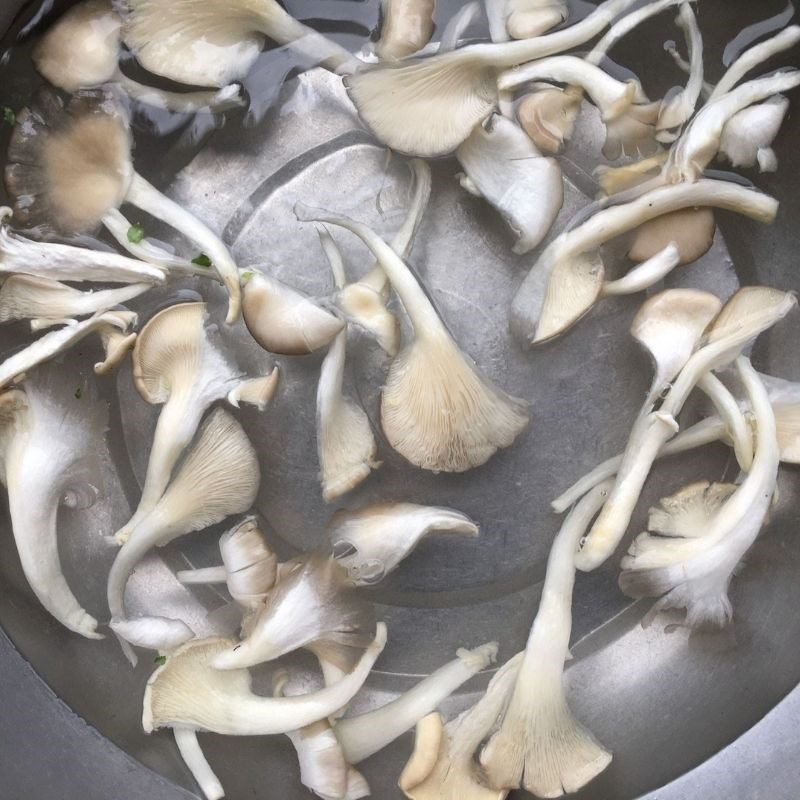 Step 1 Prepare the ingredients for Stir-fried Okra with Vegetarian Mushrooms