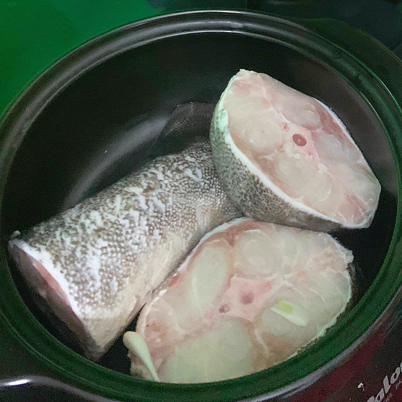 Step 1 Prepare the ingredients for Mackerel braised with black pepper and pork belly