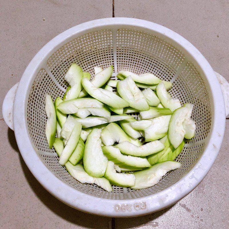 Step 1 Prepare the ingredients for Stir-fried Gourd with Garlic