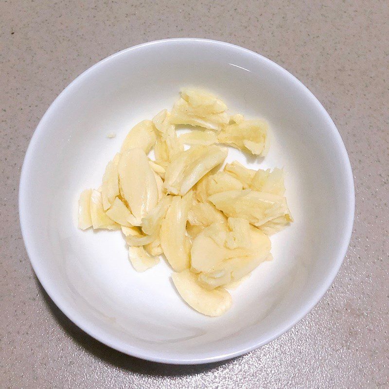 Step 1 Prepare the ingredients for Stir-fried Gourd with Garlic