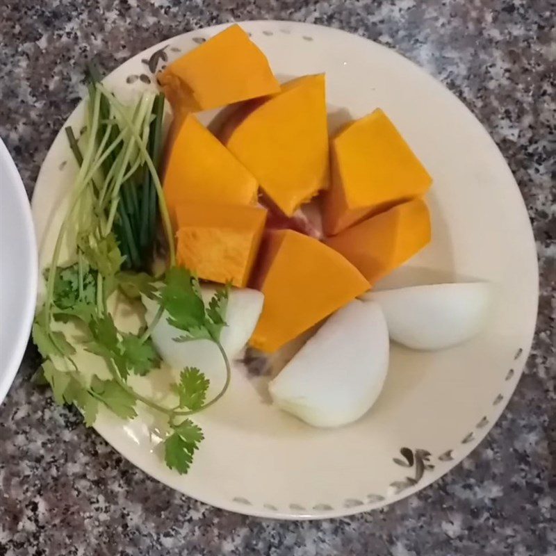 Step 1 Prepare the ingredients for Tomato Egg Tofu Soup