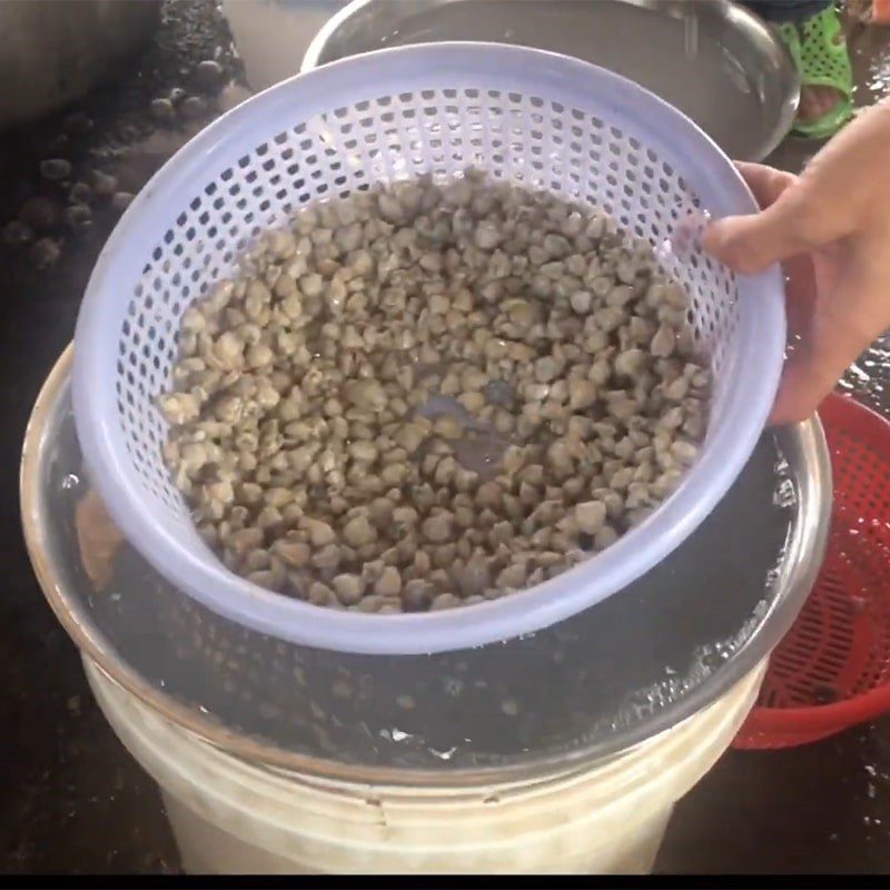 Step 1 Prepare the ingredients for Stir-fried Clams with Wild Betel Leaves