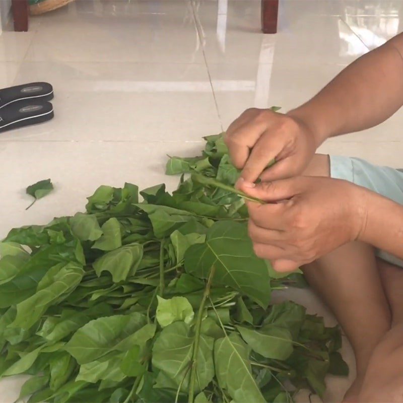 Step 1 Prepare the ingredients for Stir-fried Clams with Wild Betel Leaves