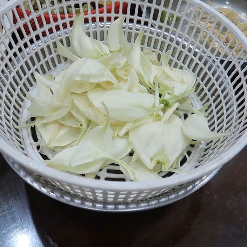 Step 2 Prepare other ingredients Sour soup with Australian fish and young tamarind leaves