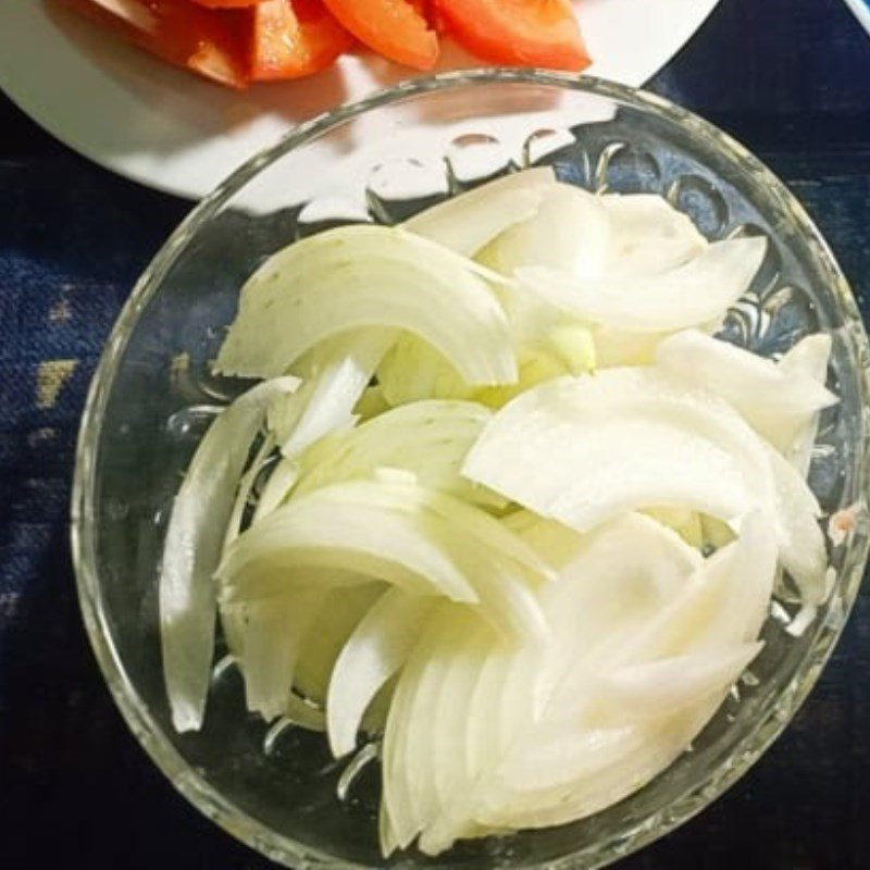 Step 4 Stir-fried tomatoes and sour bamboo shoots Sour fish soup with bamboo shoots