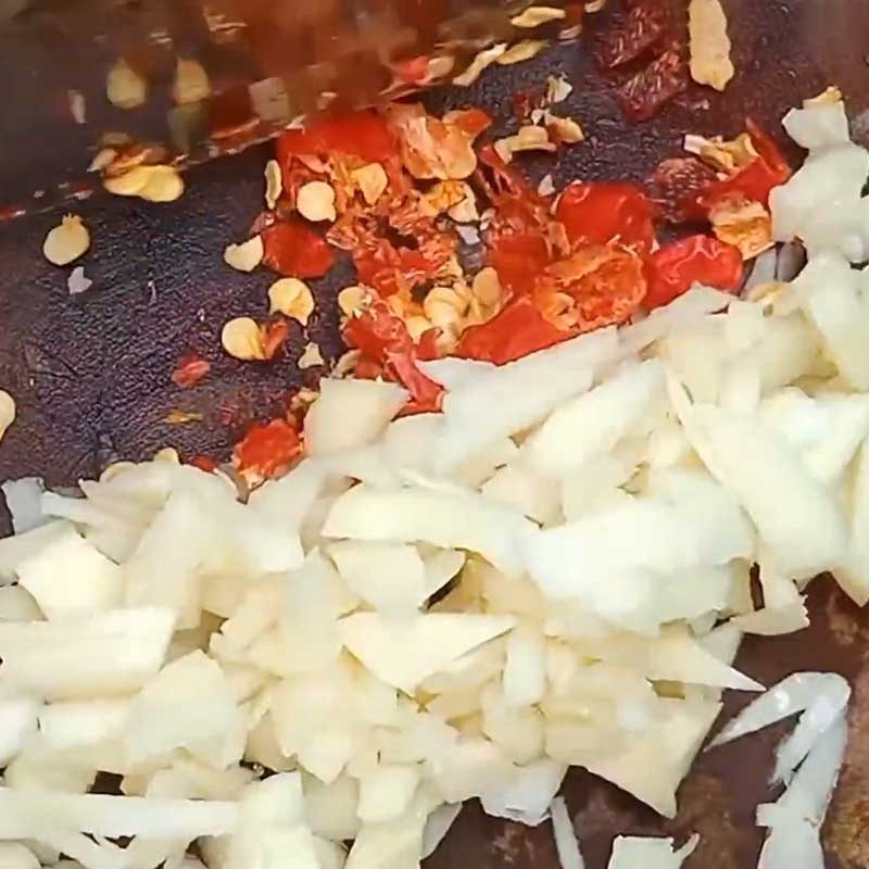 Step 2 Prepare other ingredients Stir-fried shallots with pig intestines