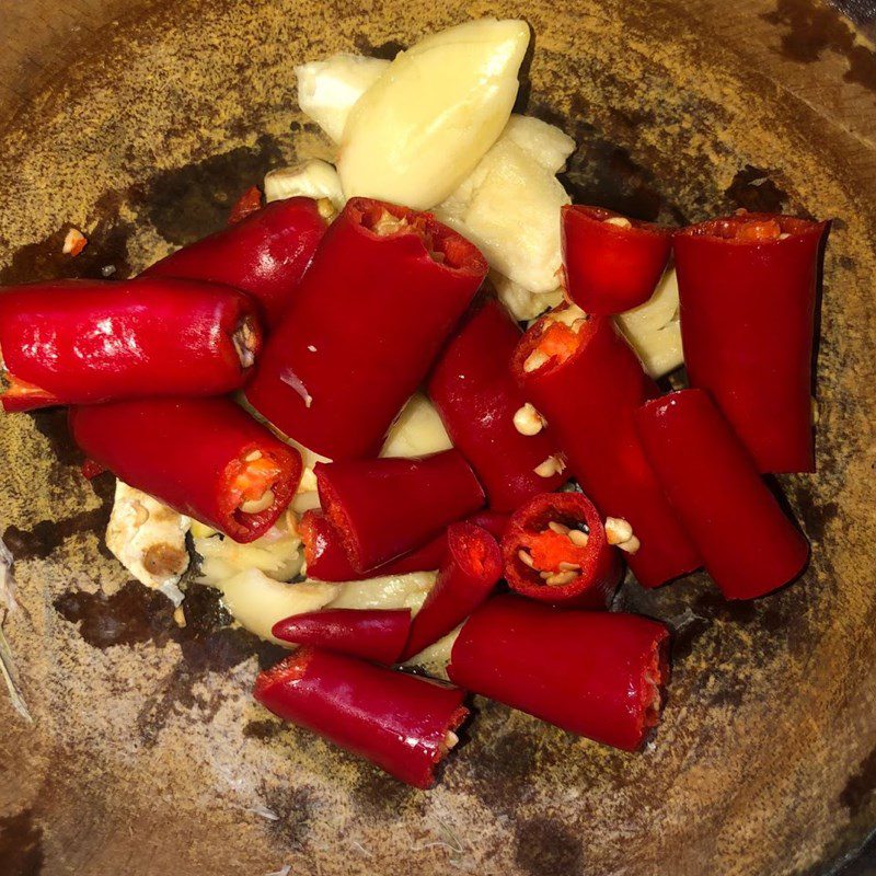 Step 2 Prepare other ingredients Mackerel braised with garlic and chili (recipe shared by users)