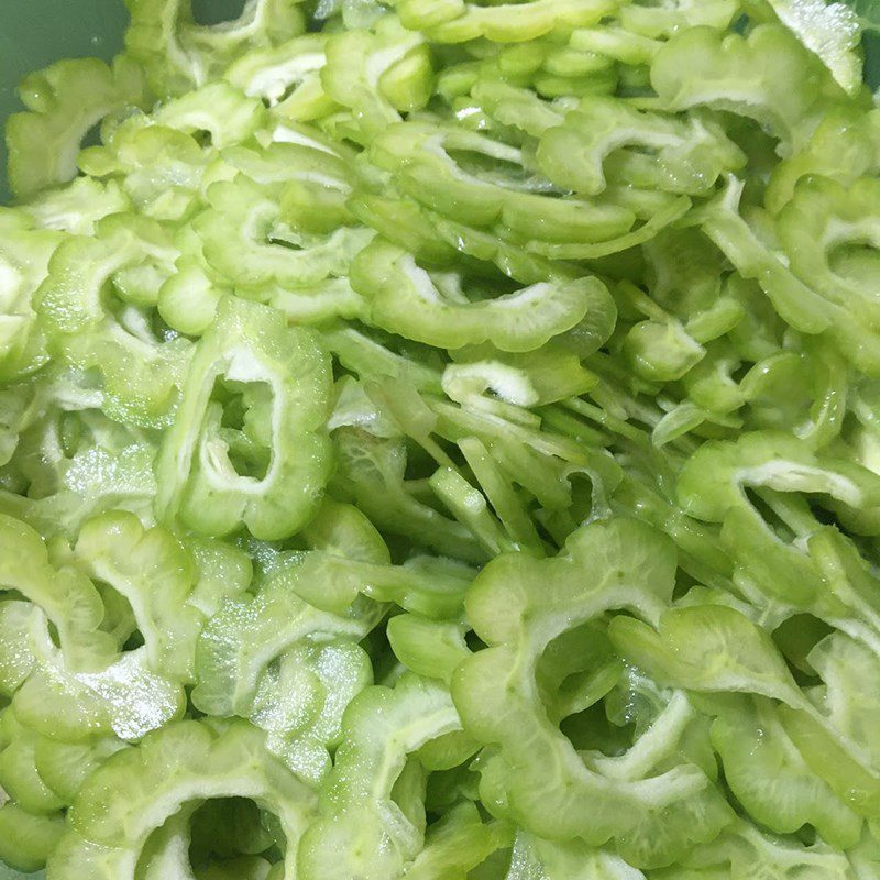 Step 2 Prepare other ingredients for stir-fried bitter melon with beef