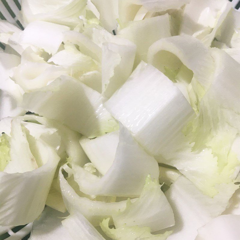 Step 2 Prepare other ingredients for stir-fried chicken with napa cabbage