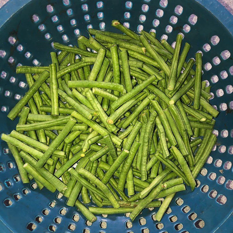 Step 2 Prepare the other ingredients Stir-fried pork with long beans