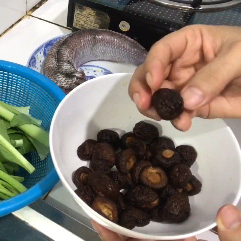 Step 2 Prepare other ingredients for sweet mustard greens soup with snakehead fish