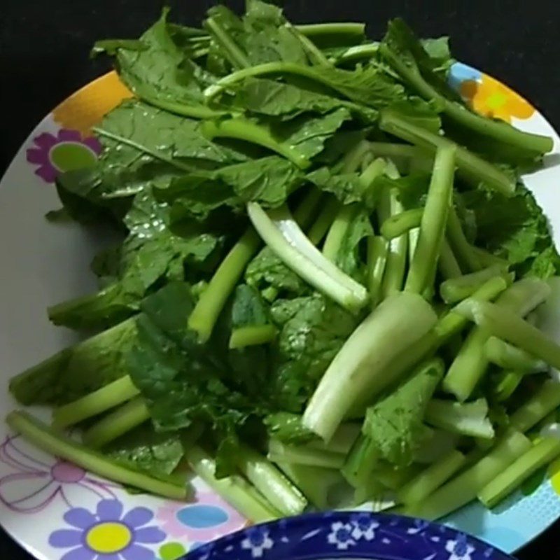 Step 2 Prepare other ingredients Stir-fried noodles with greens and pork