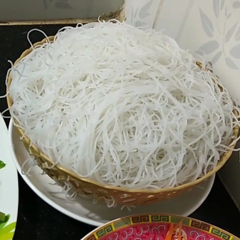 Step 2 Prepare other ingredients Stir-fried noodles with greens and pork