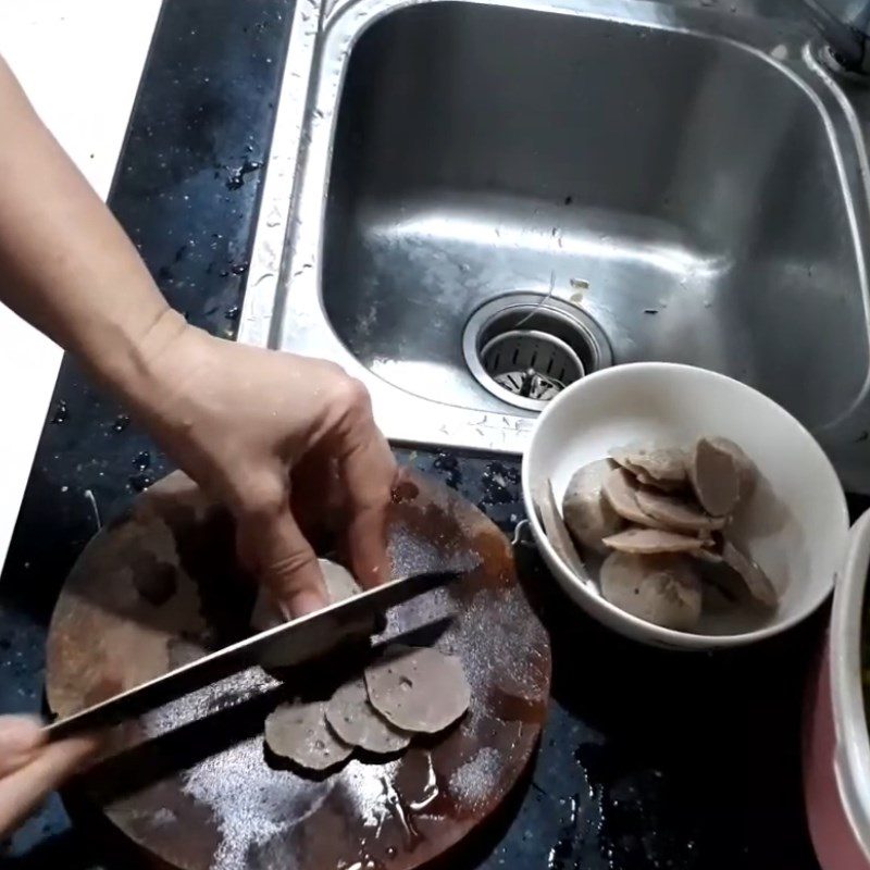 Step 2 Prepare other ingredients Stir-fried noodles with beef balls and vegetables