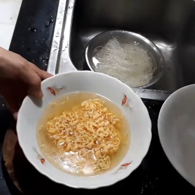 Step 2 Prepare other ingredients Stir-fried noodles with beef balls and vegetables