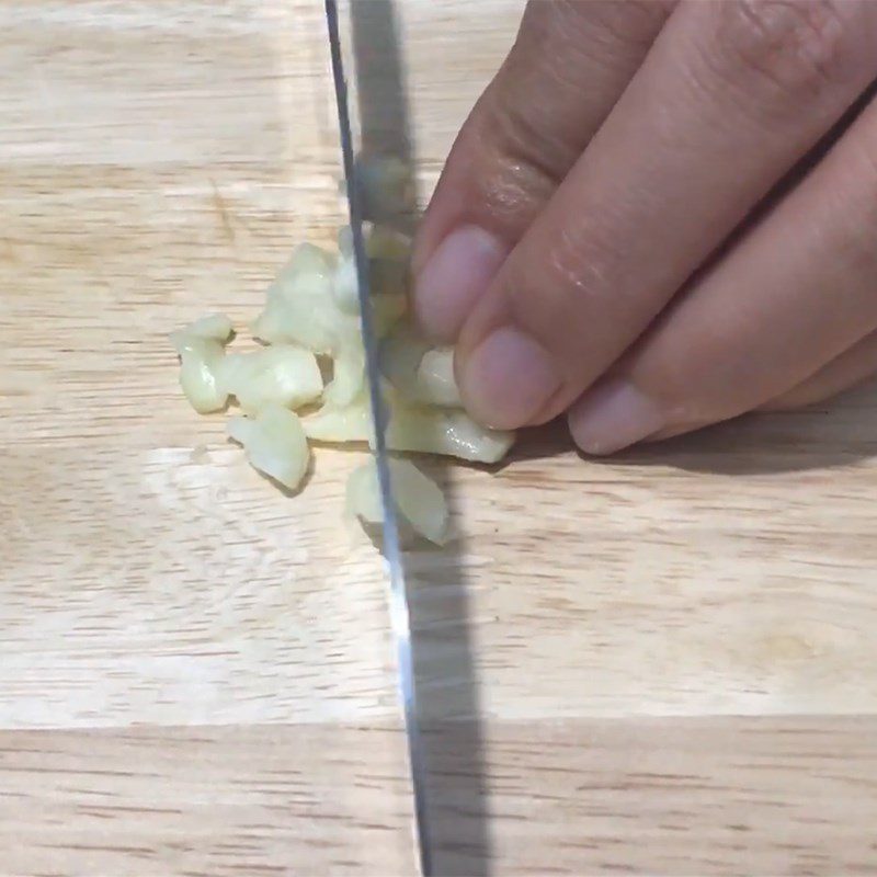 Step 2 Prepare other ingredients Stir-fried squid with bell pepper and tomato