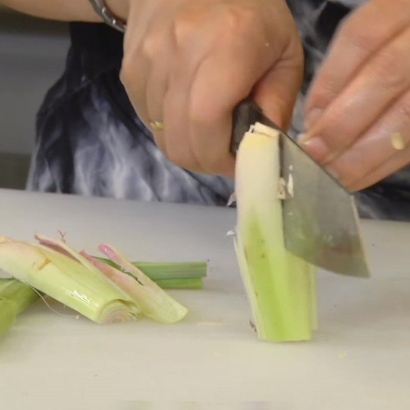 Step 2 Prepare other ingredients Stewed jackfruit fibers with lemongrass and chili