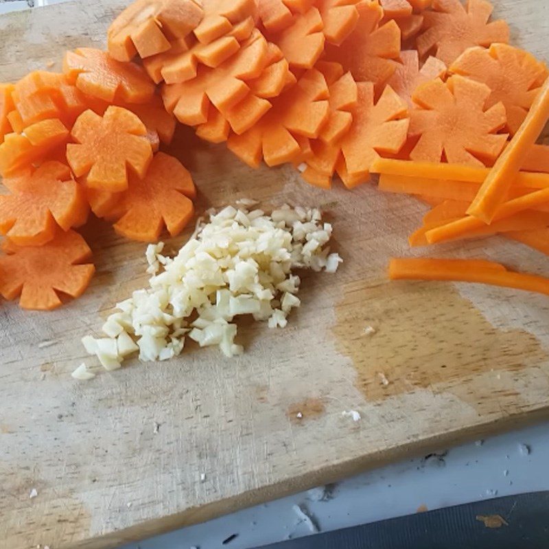 Step 3 Prepare other ingredients Stir-fried noodles with mixed ingredients