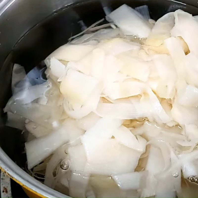 Step 2 Prepare other ingredients Sour bamboo shoot soup with frog