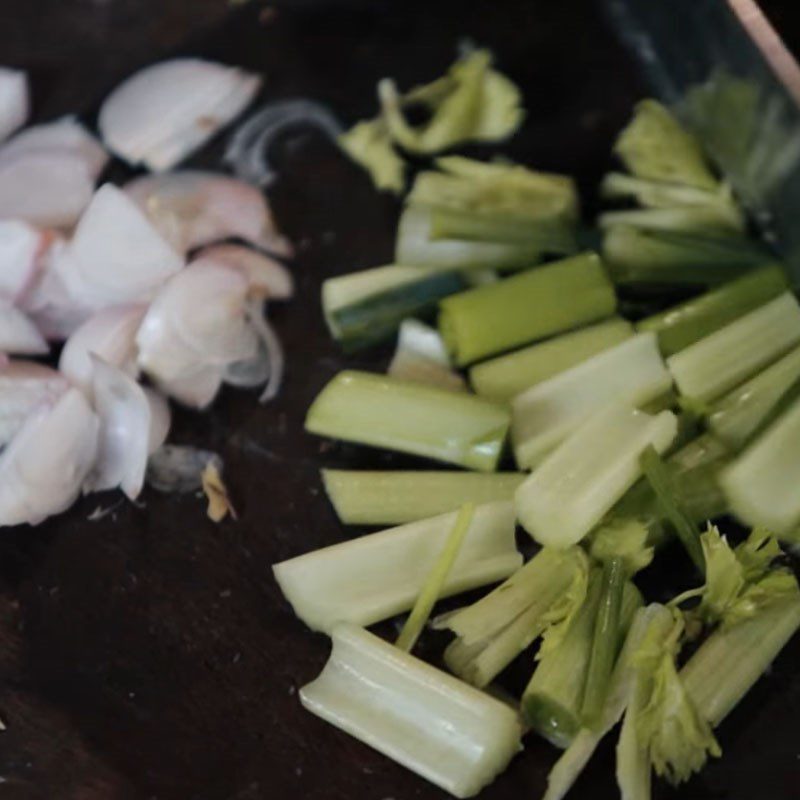 Step 2 Prepare other ingredients Stir-fried sea cucumber with celery and garlic