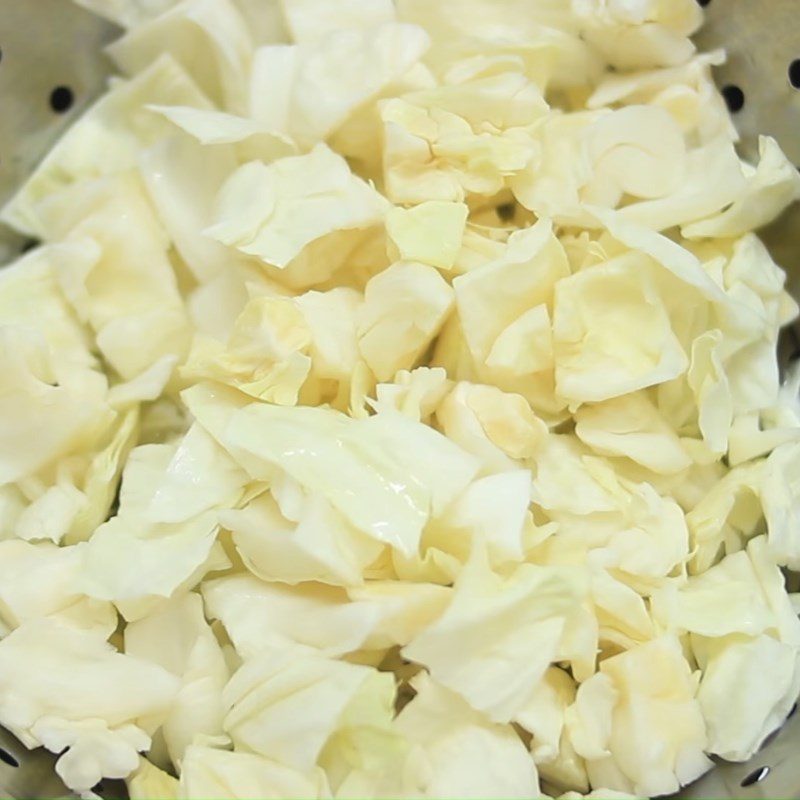 Step 2 Prepare other ingredients Cabbage stir-fried with pork