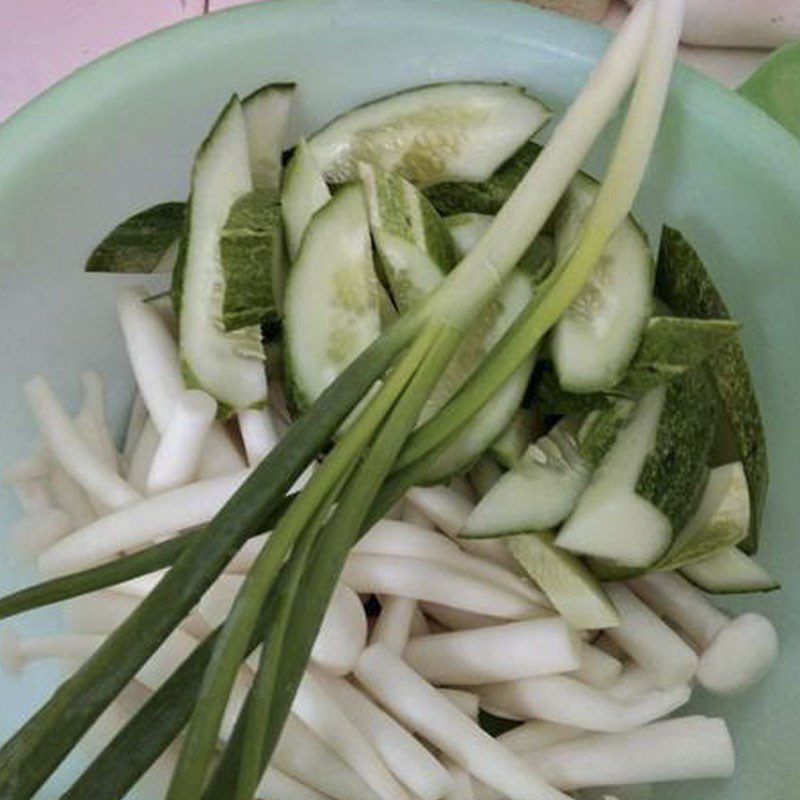 Step 2 Prepare other ingredients Cucumber stir-fried with mushrooms