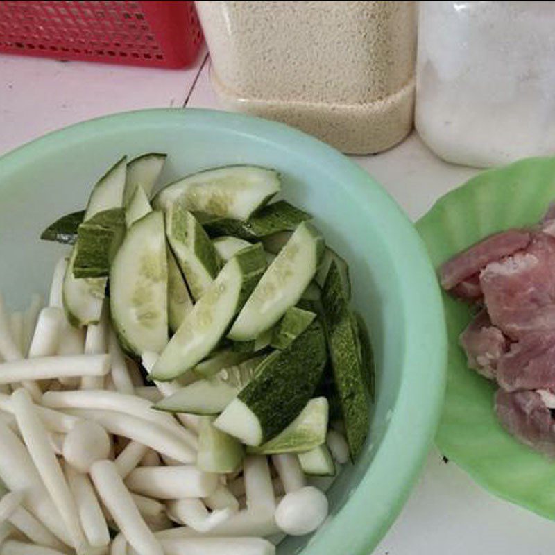 Step 2 Prepare other ingredients Cucumber stir-fried with mushrooms