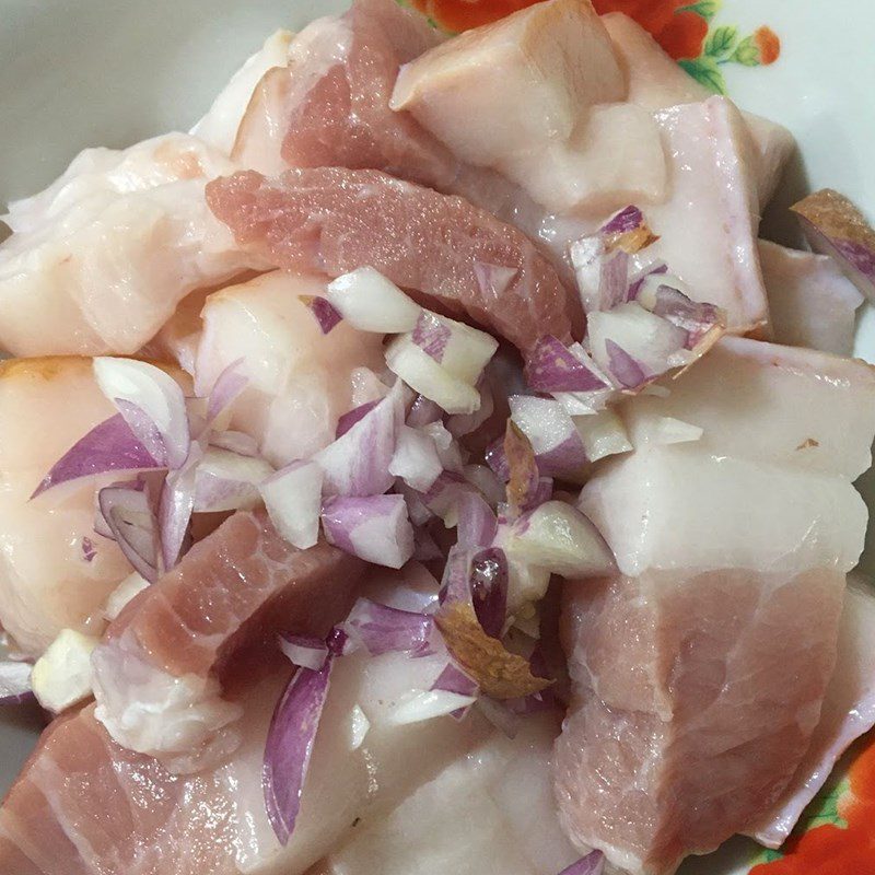 Step 2 Marinate the meat Pork belly braised with white radish without color