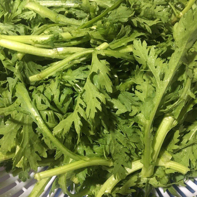 Step 2 Prepare chrysanthemum greens for Chrysanthemum greens soup (tần ô) with pork bones