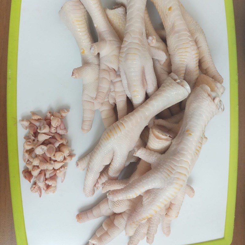 Step 1 Prepare chicken feet Chicken feet soaked in lemongrass and kumquat with mango